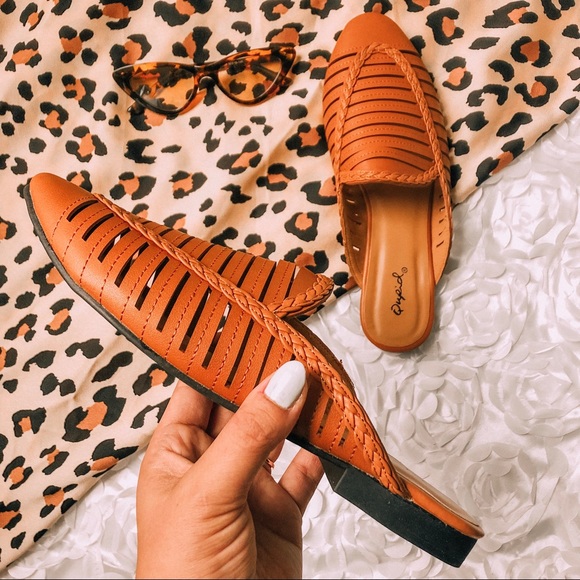 Estoy Cute | Cognac Mules - Picture 1 of 4